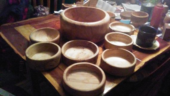 Wooden bowls of various sizes arranged on a wooden table.