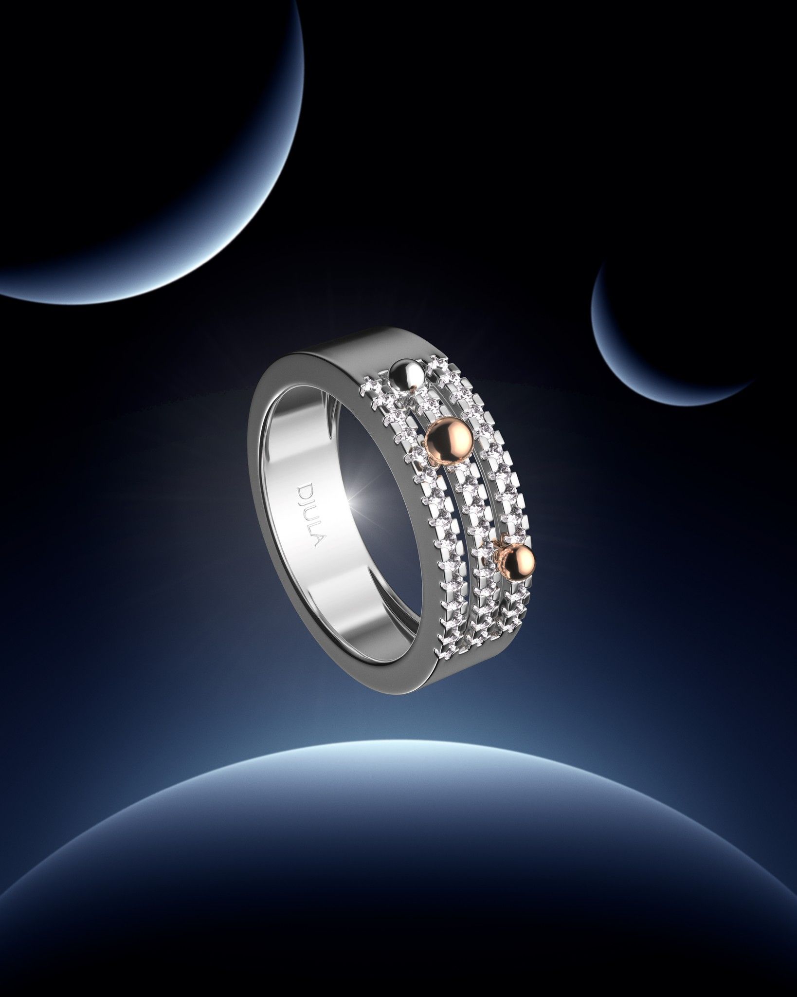 Bague en argent avec diamants et accents d'or, sertie sur un fond sombre semblable à un espace.