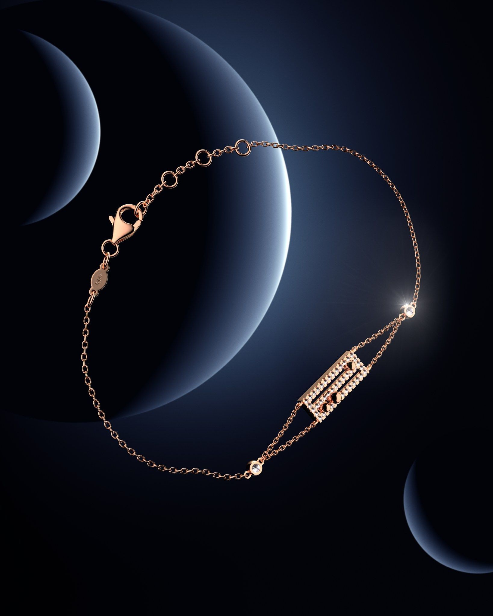 Bracelet en or rose avec diamants sur fond bleu foncé.