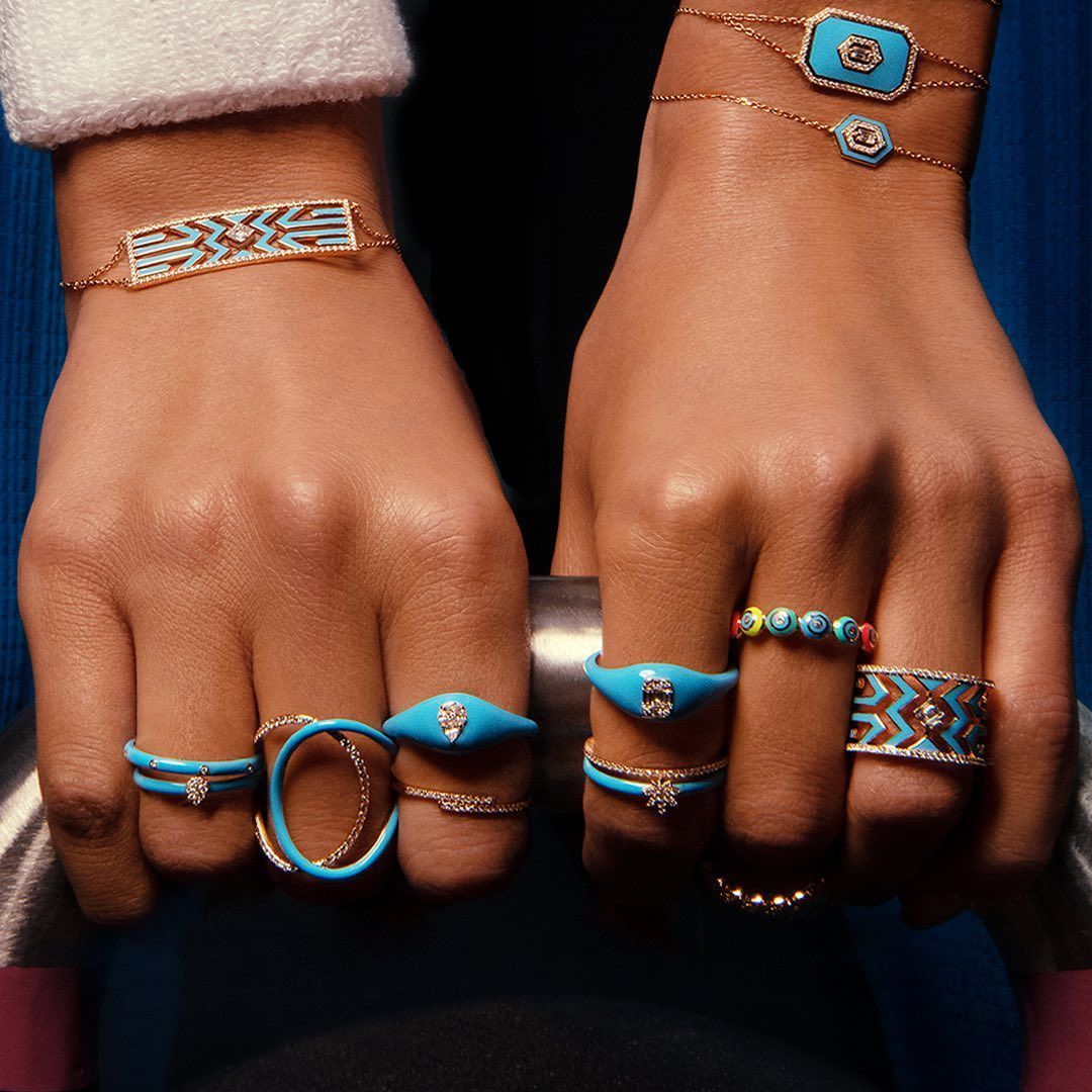 Mains ornées de bijoux turquoise : bracelets et bagues.