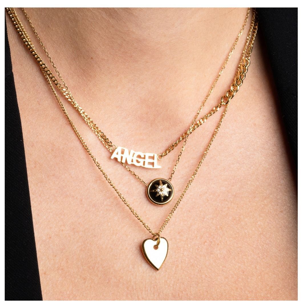 Trois colliers superposés en or avec pendentifs blancs : lettres « ANGEL », un cercle en forme d'étoile et un cœur.
