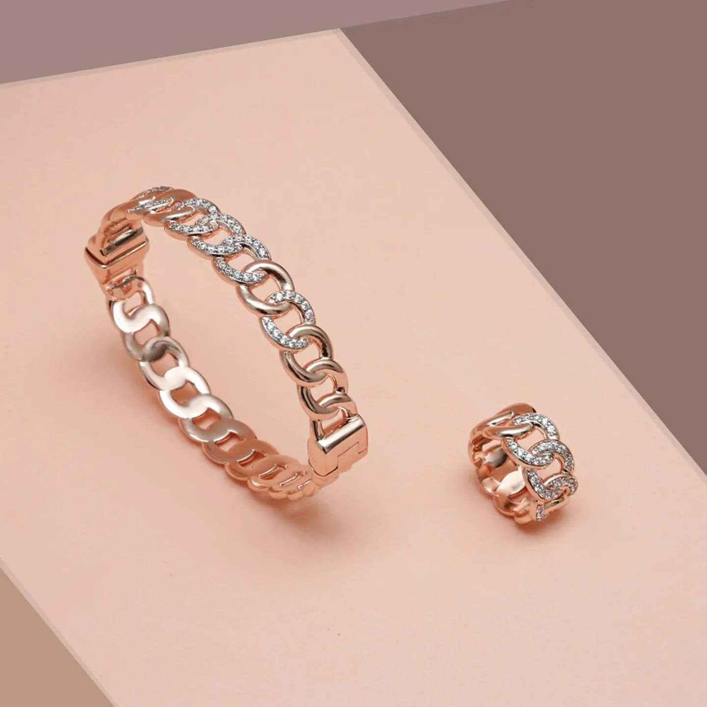 Bracelet et bague en or rose sertis d'accents de diamants sur fond rose.