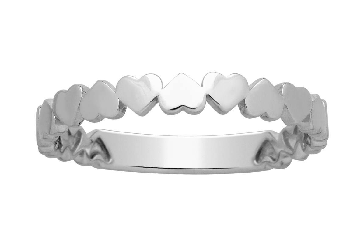 Bague en argent avec un motif de cœur répétitif autour de la bande.