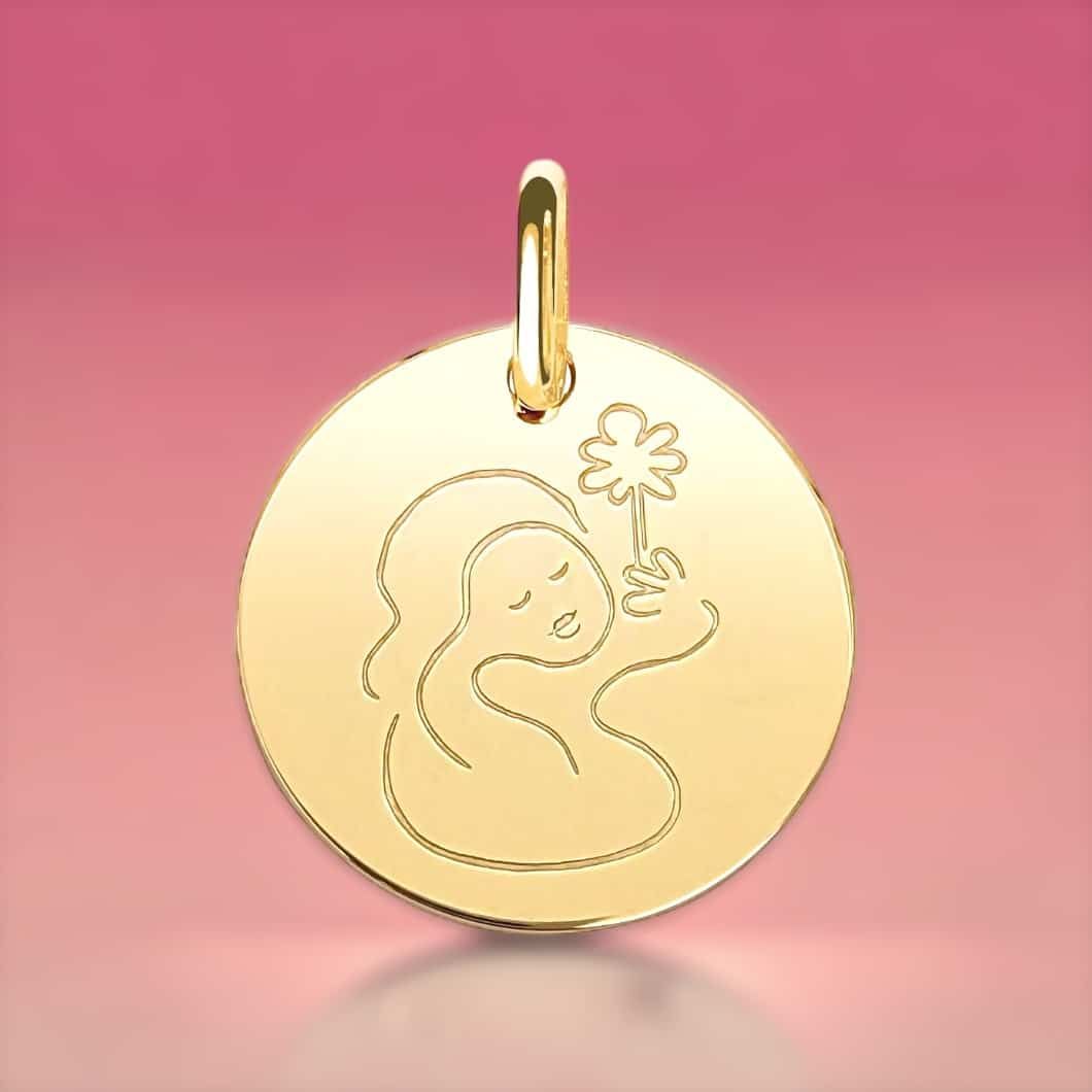 Pendentif en or avec l'image gravée d'une femme tenant une fleur ; le symbole du zodiaque de la Vierge.