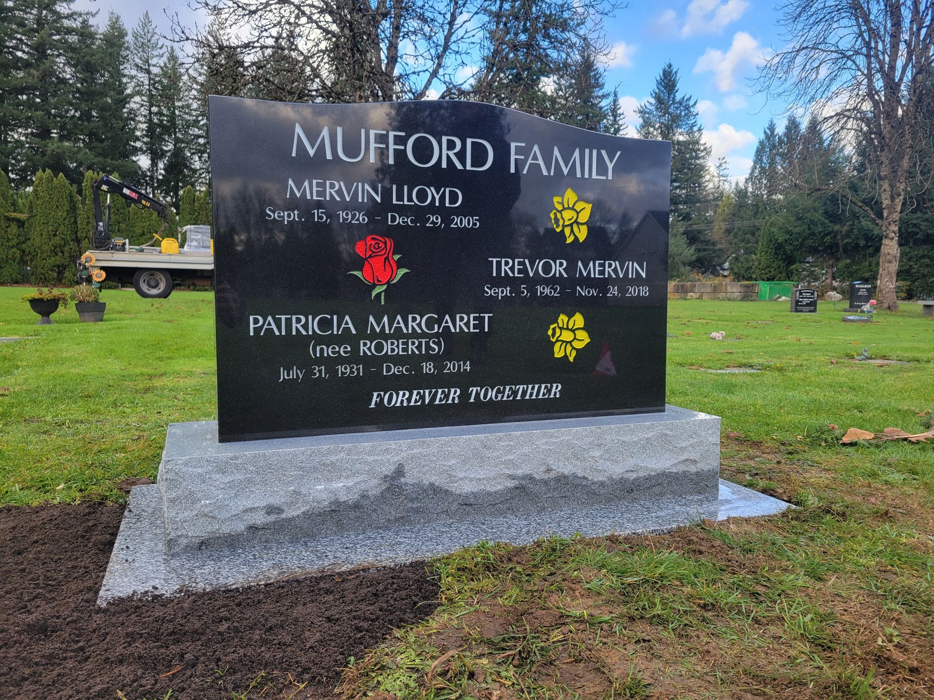 a gravestone for the mufford family is in a cemetery .