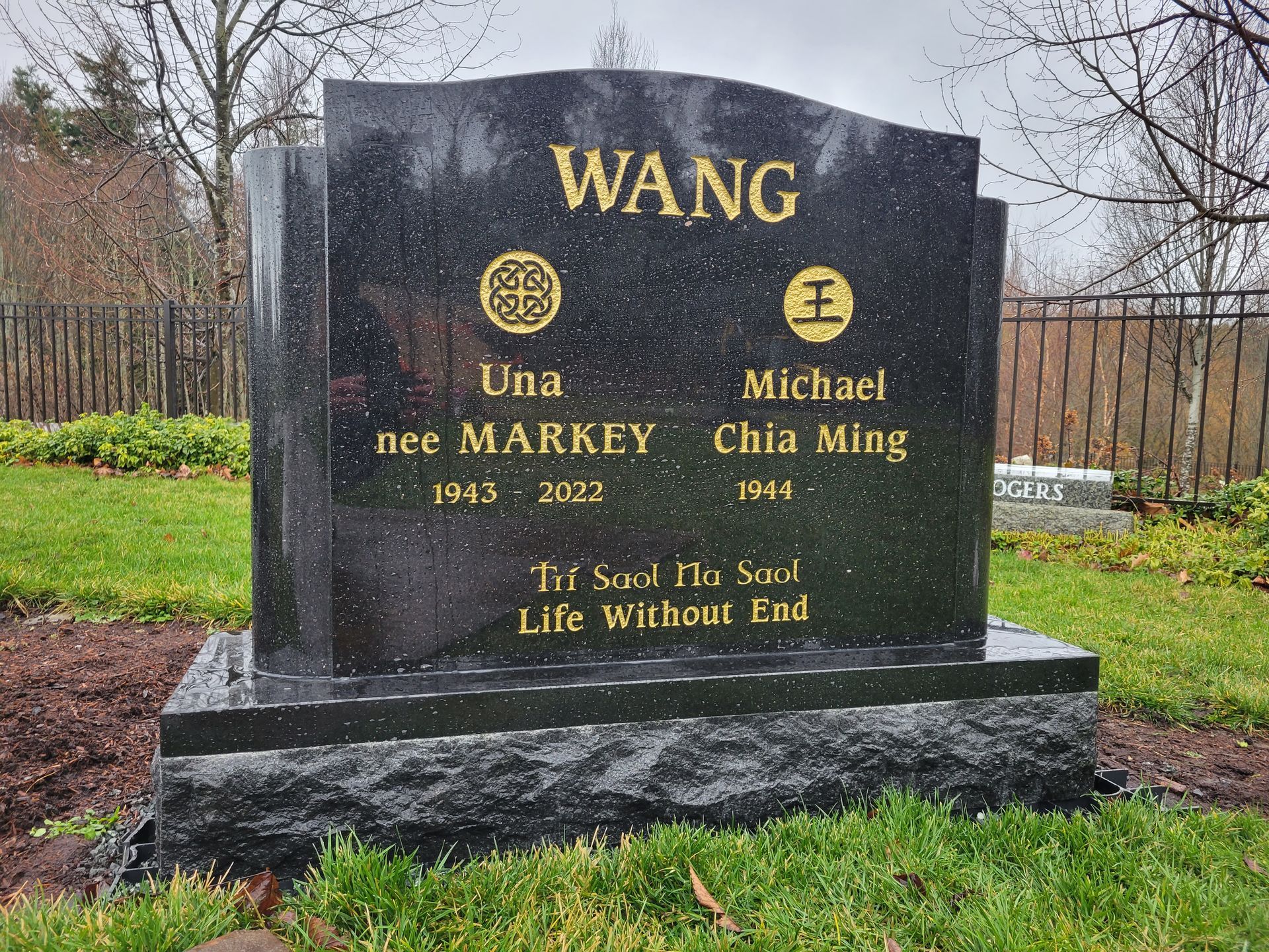 a black gravestone with the name wang on it