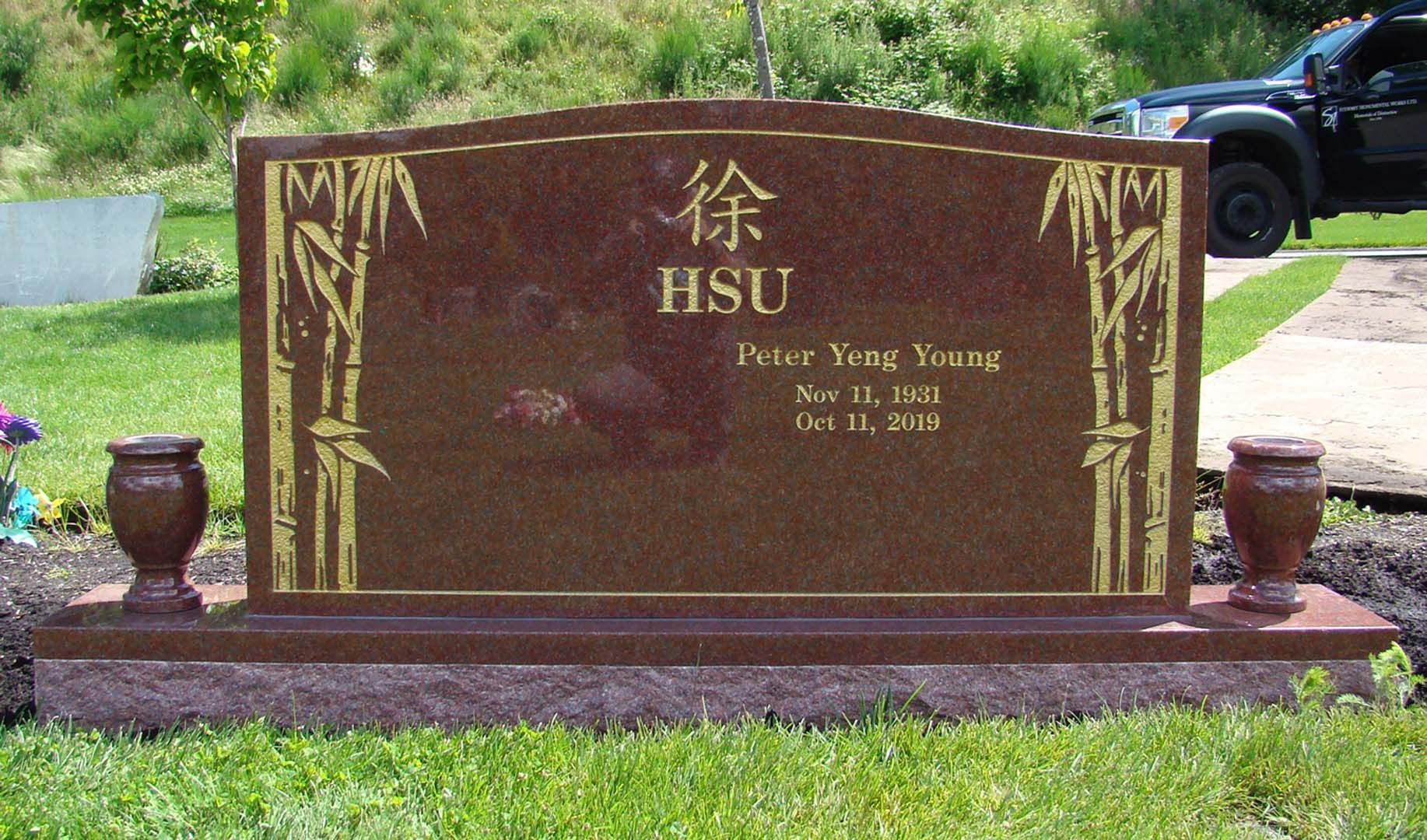 a gravestone in a cemetery that says hsu on it