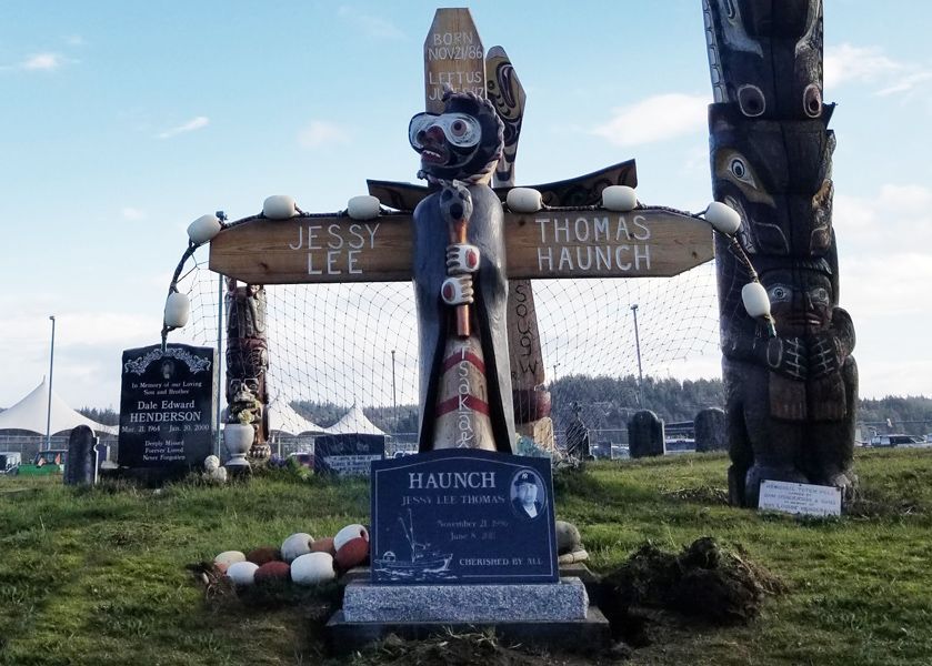 a cemetery with a totem pole and a grave for jessy lee and thomas raunch