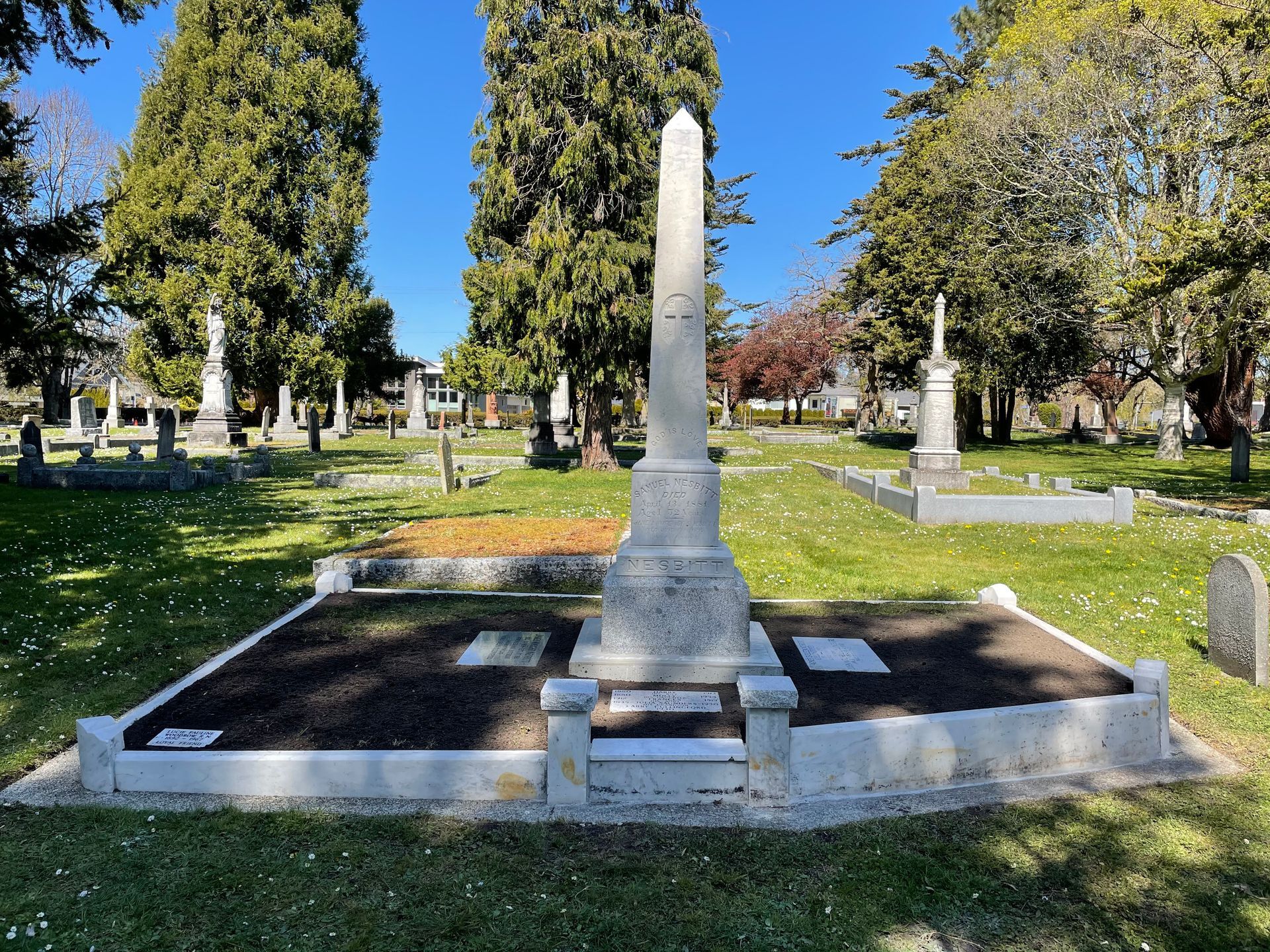 a cemetery with a large obelisk in the middle of it