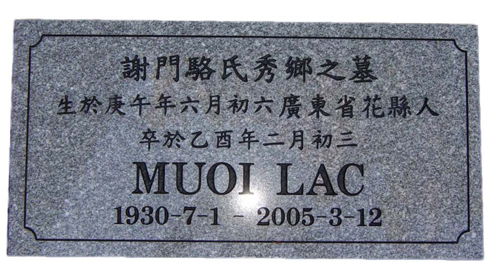 A gravestone with chinese writing and the name muoi lac