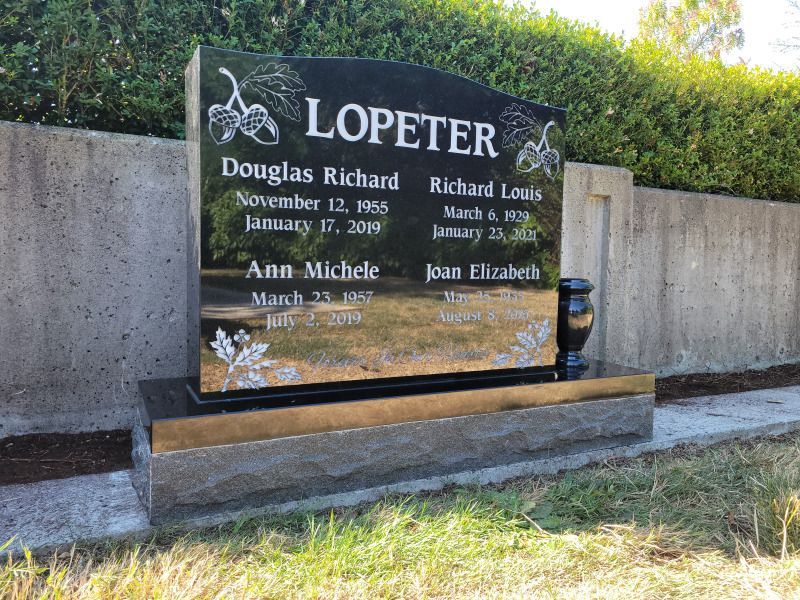 a black gravestone with the name lopeter on it