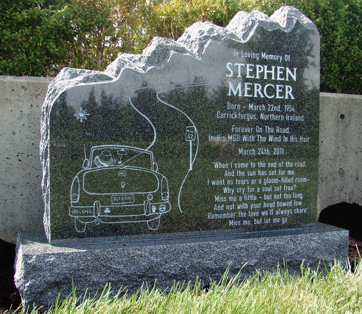 a gravestone for stephen mercer with a car on it
