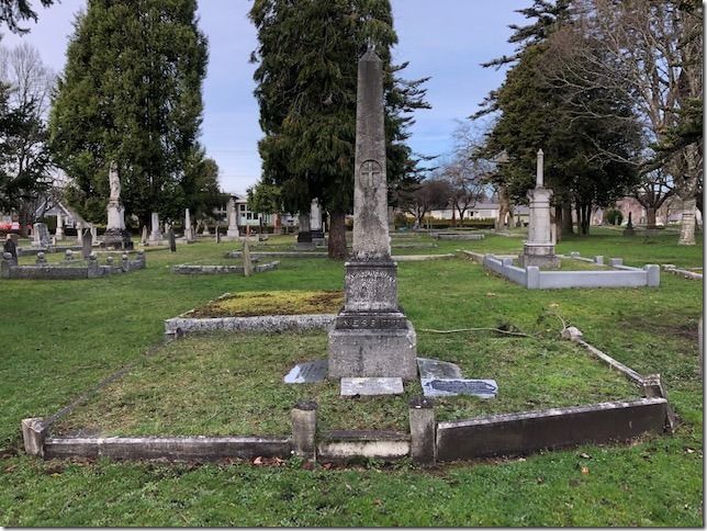 a cemetery with a large obelisk in the middle