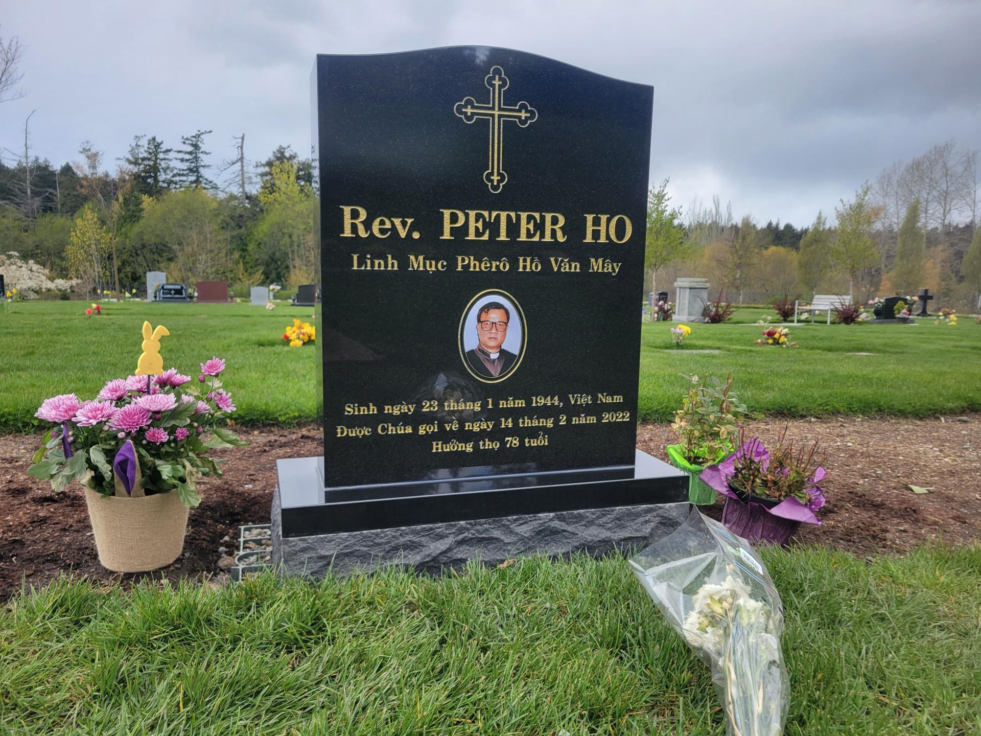 A gravestone for rev. peter ho in a cemetery