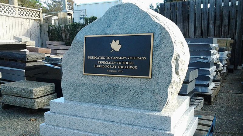 A gravestone with a plaque on it that says canadian veterans