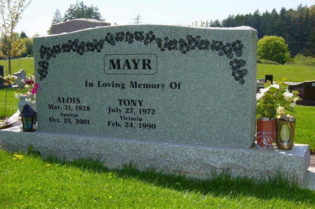 A gravestone with the name mayr on it