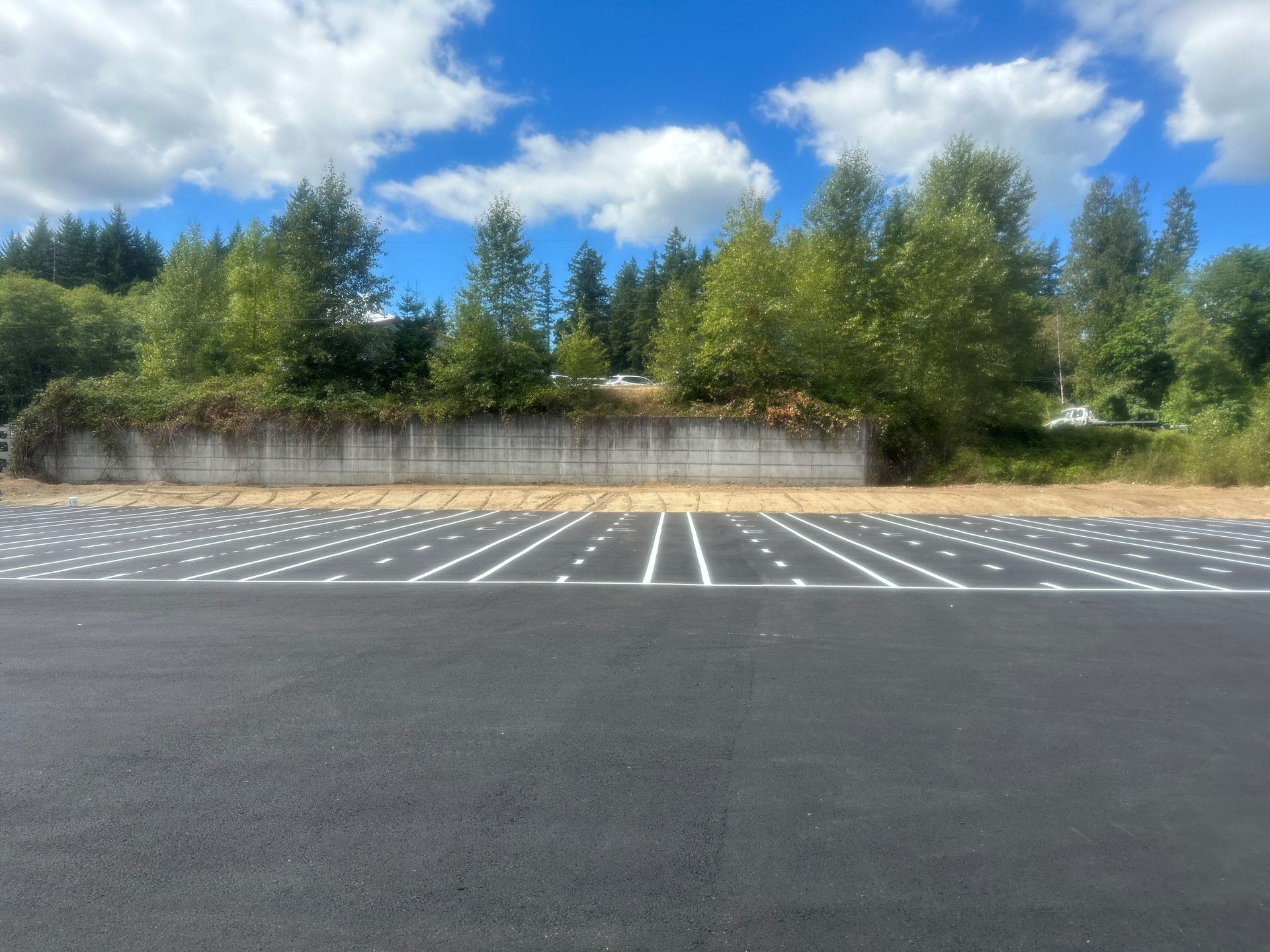 A parking lot with a white arrow pointing to the right