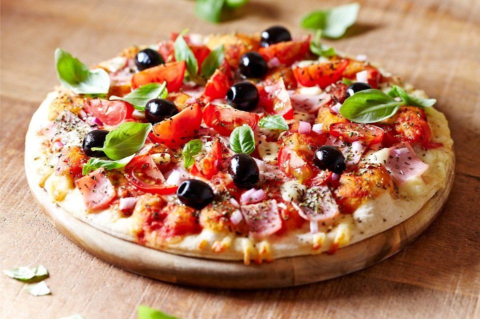 Pizza con olive nere e pomodorini freschi