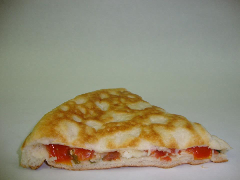 Focaccia ripiena di pomodorini