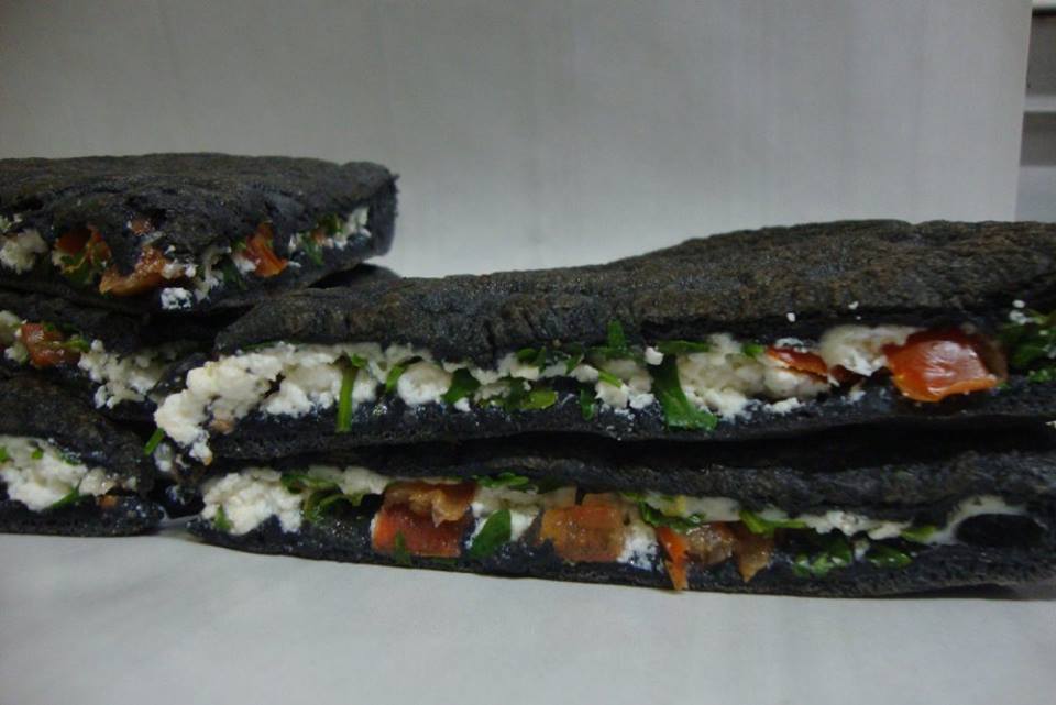 Panino con carbone vegetale ripieno di verdure