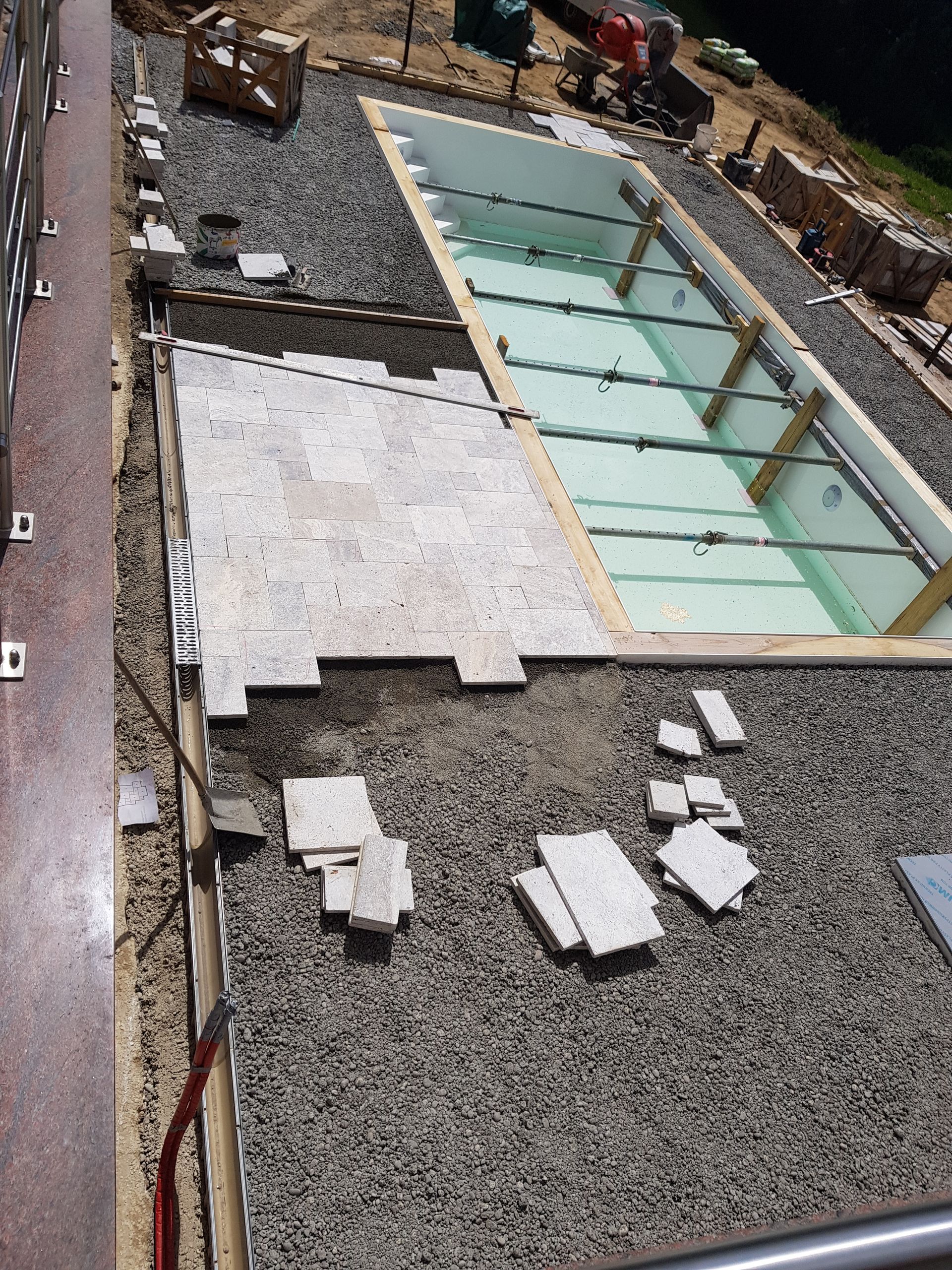 terrassenfliesen pool umrandung