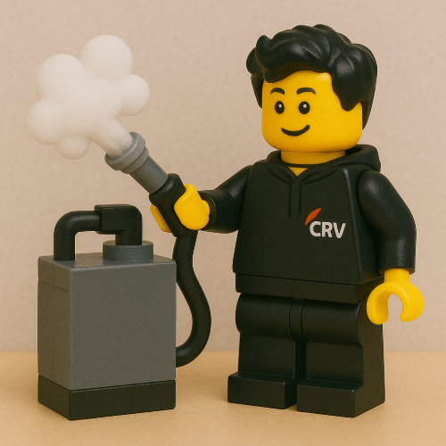 LEGO-mannetje van CRV Service dat een rooktest uitvoert met een professioneel rookapparaat