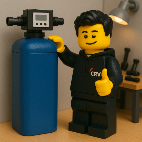 LEGO-mannetje van CRV Service bij installatie van een waterverzachter voor kalkvrij water