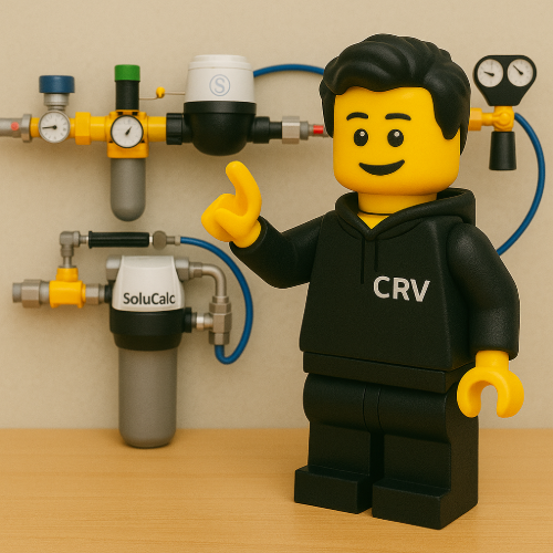 LEGO-mannetje van CRV Service dat een SoluCalc CO₂-waterverzachter installeert