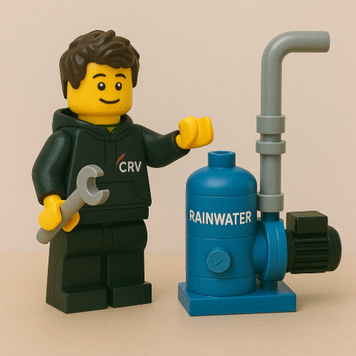 LEGO-mannetje van CRV Service dat een dompelpomp of regenwaterpomp controleert