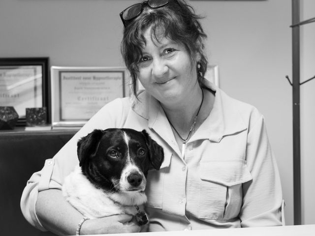Brigitte Voortmans met zwart-witte hond.