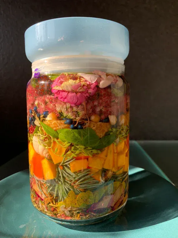 Agua de Florida. Op een tafel staat een pot gevuld met groenten en bloemen.