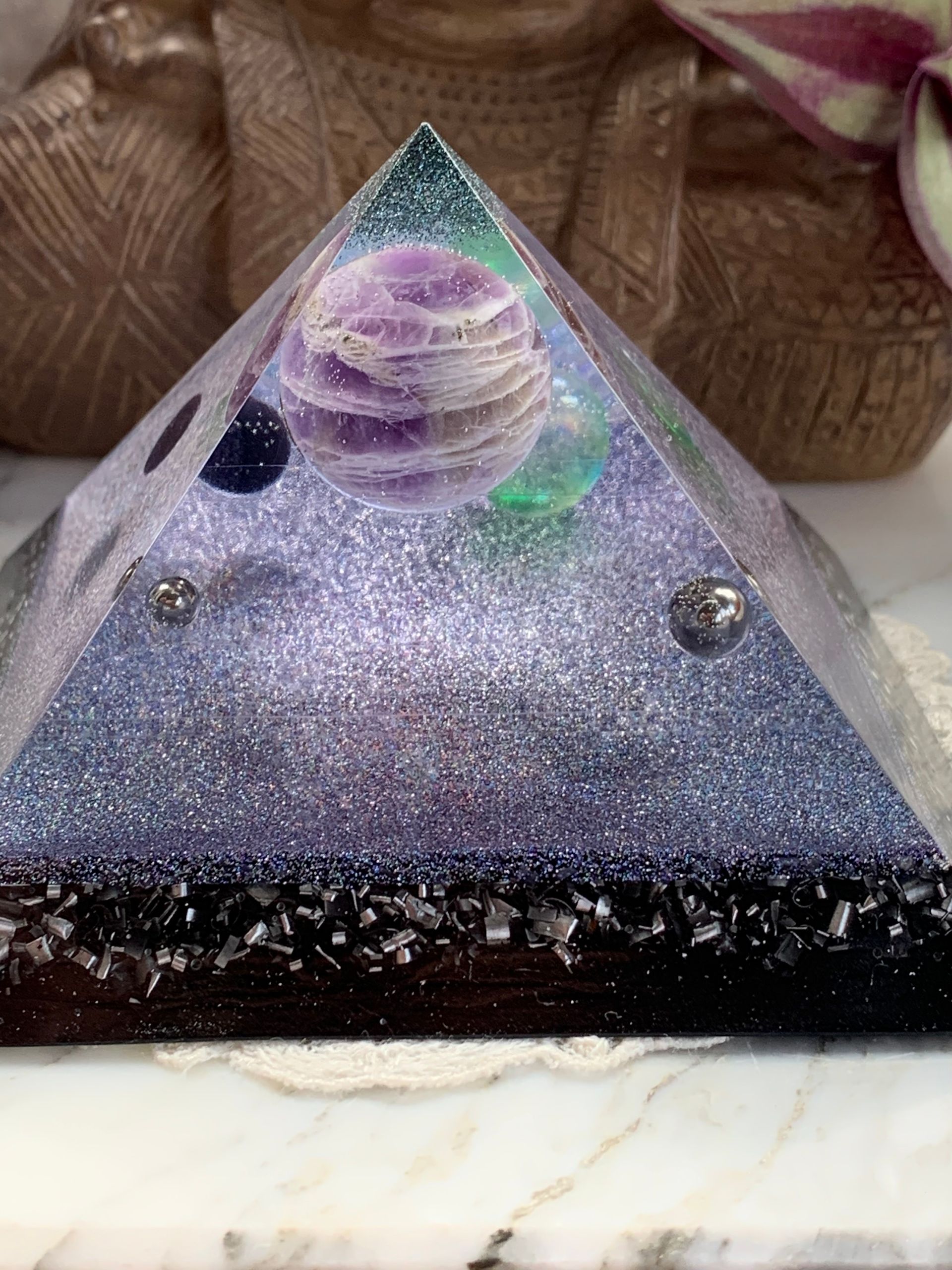 Een paarse orgonite piramide.