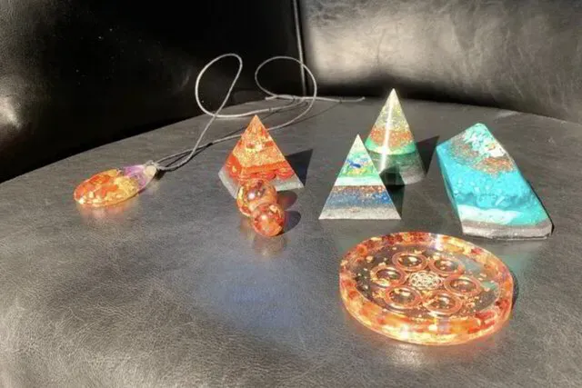 Een groep orgonite piramides op een zetel.