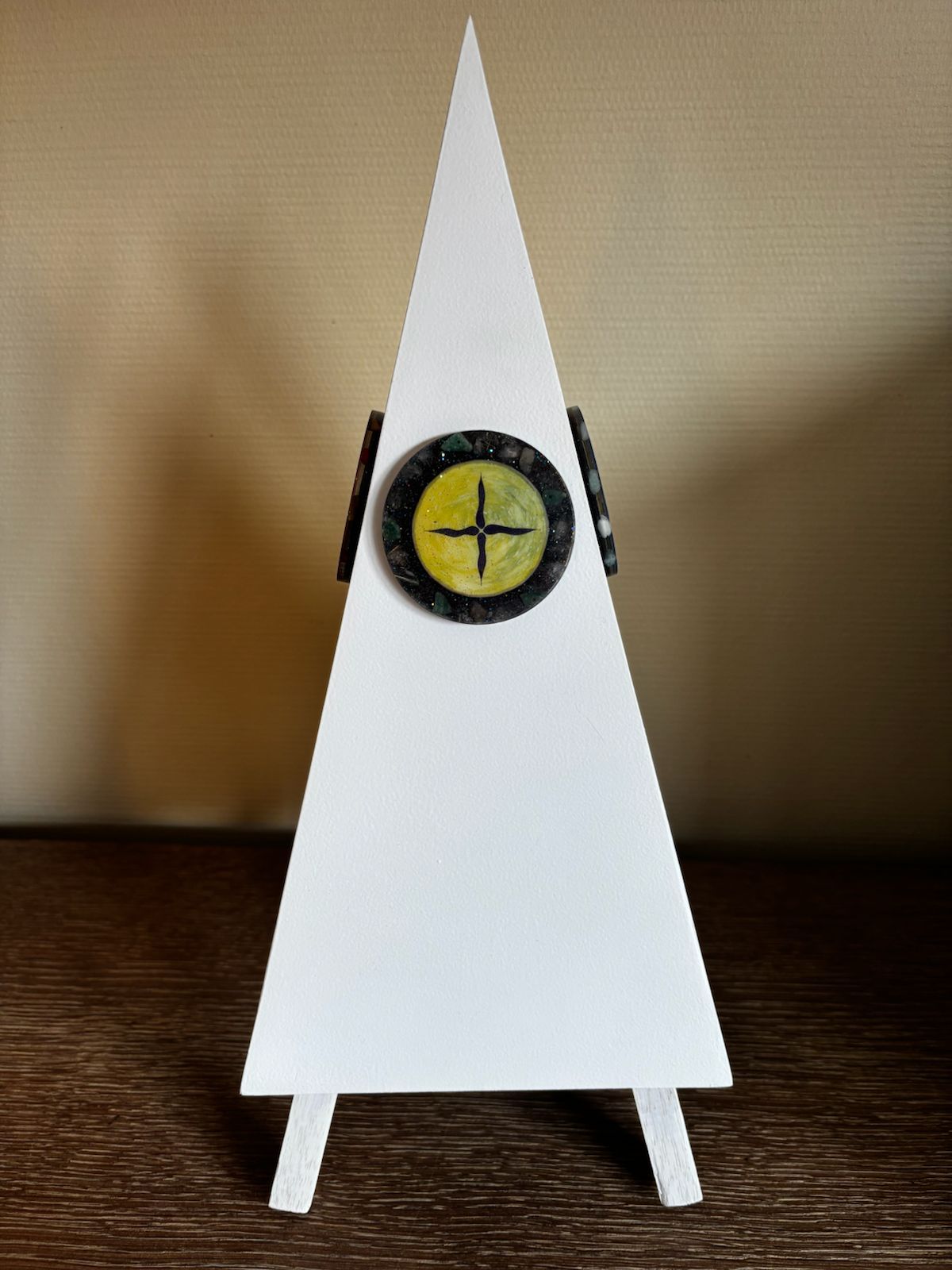 Core-piramide. Een witte piramide met een geel orgonite embleem erop