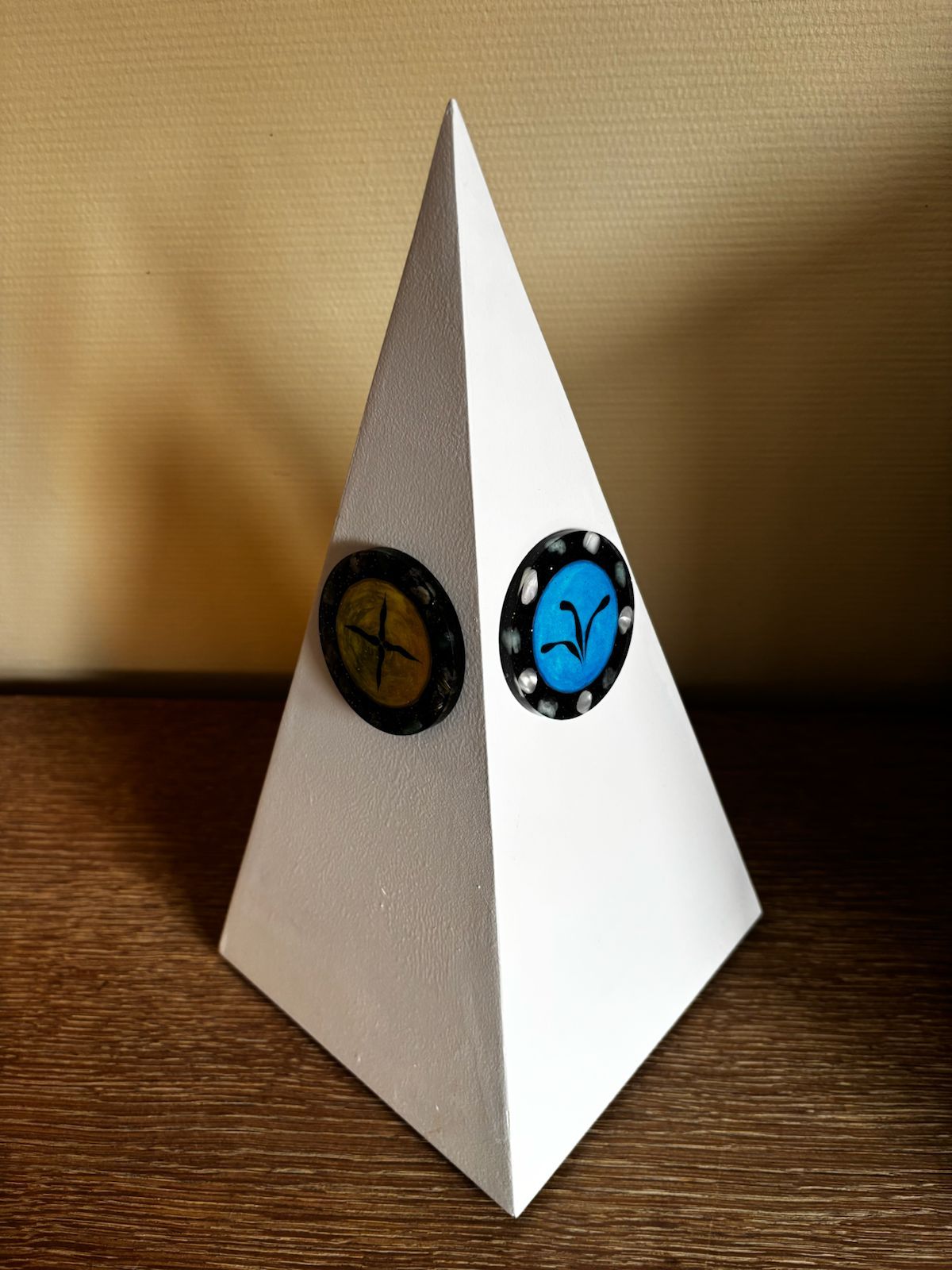 Core-piramide. Een witte piramide met twee orgonite cirkels erop