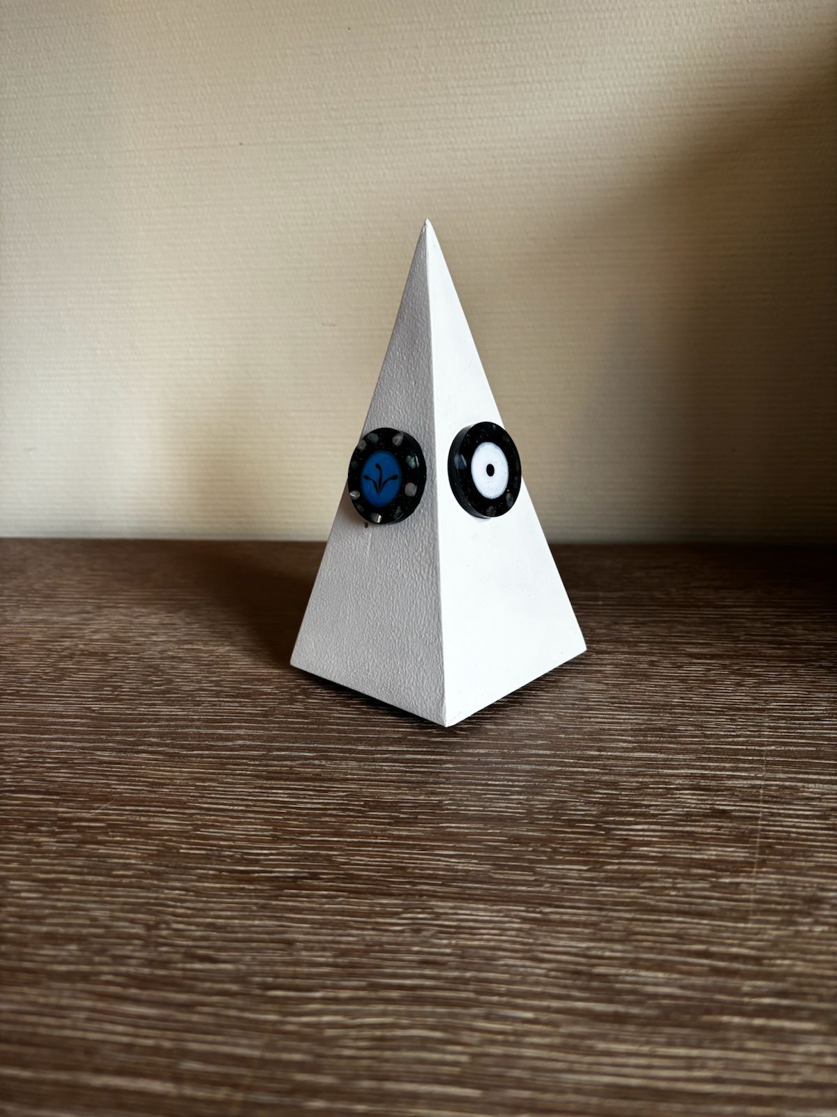 Core-piramide. Een witte piramide met twee cirkels erop.