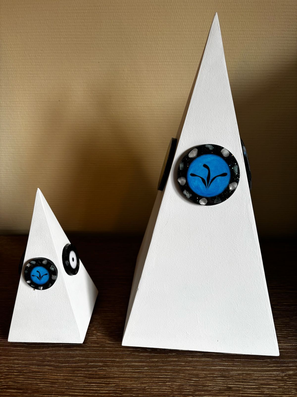 Core-piramides. Twee witte piramides met blauwe orgonite cirkels erop