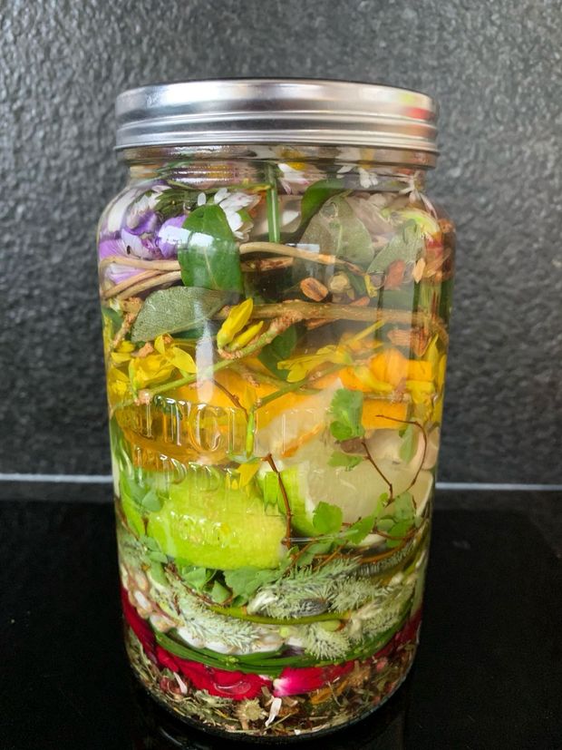 Agua de florida. Op tafel staat een pot gevuld met groenten en kruiden.