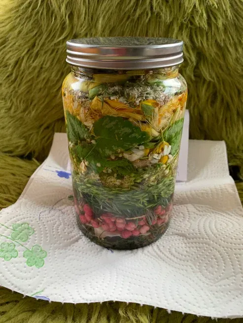 Agua de Florida. Een pot gevuld met groenten staat op een papieren handdoek.