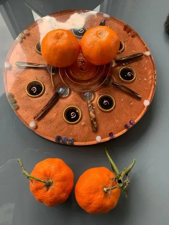 Sinaasappels op een orgonite bord.