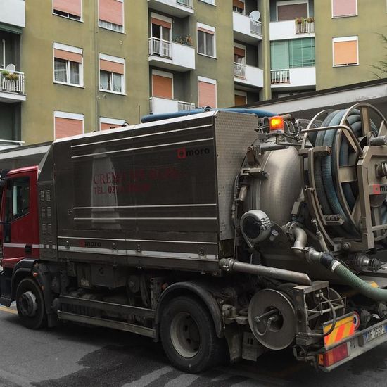 Camion per il servizio di pulizia di fosse settiche e pozzi neri
