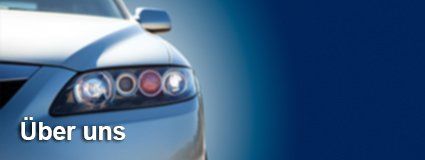Eine Nahaufnahme eines Autos mit den Worten „Über uns“ darüber