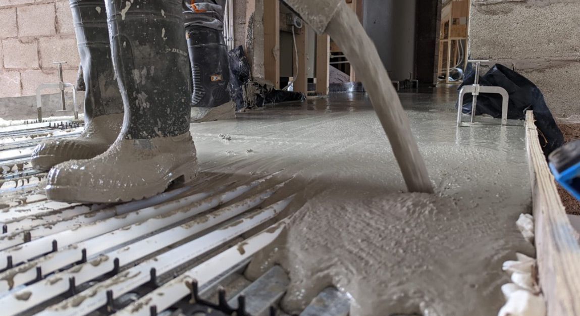 Liquid screed installation