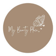 Logo del salone di bellezza con il nome in corsivo, una farfalla e cuori su sfondo marrona