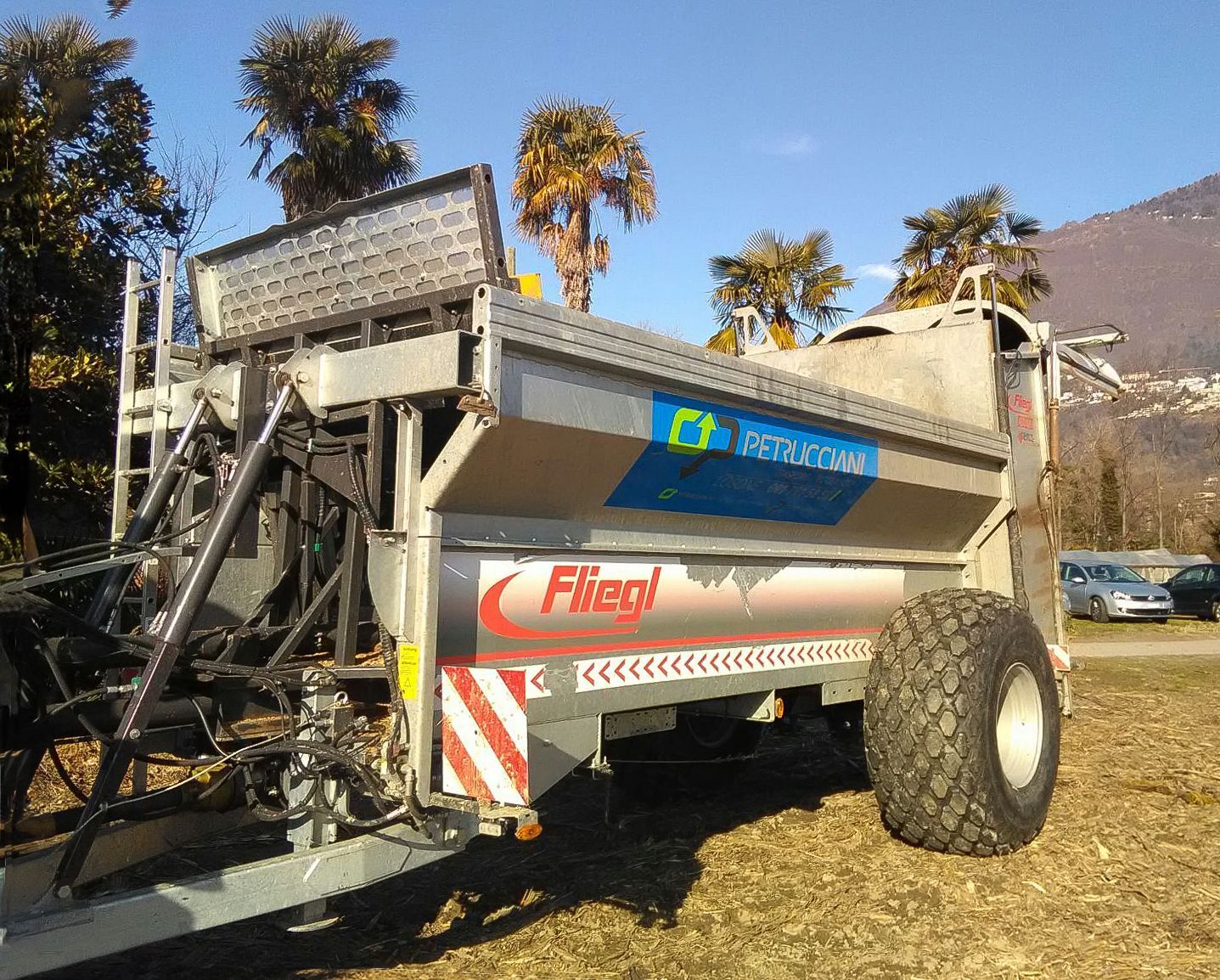 Un veicolo rosso e bianco con la parola fliegl sulla fiancata