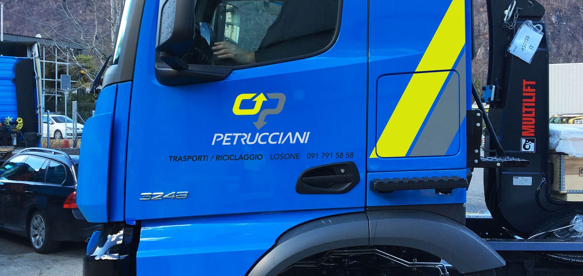 Un camion blu con il logo Petrucciani trasporti sulla fiancata