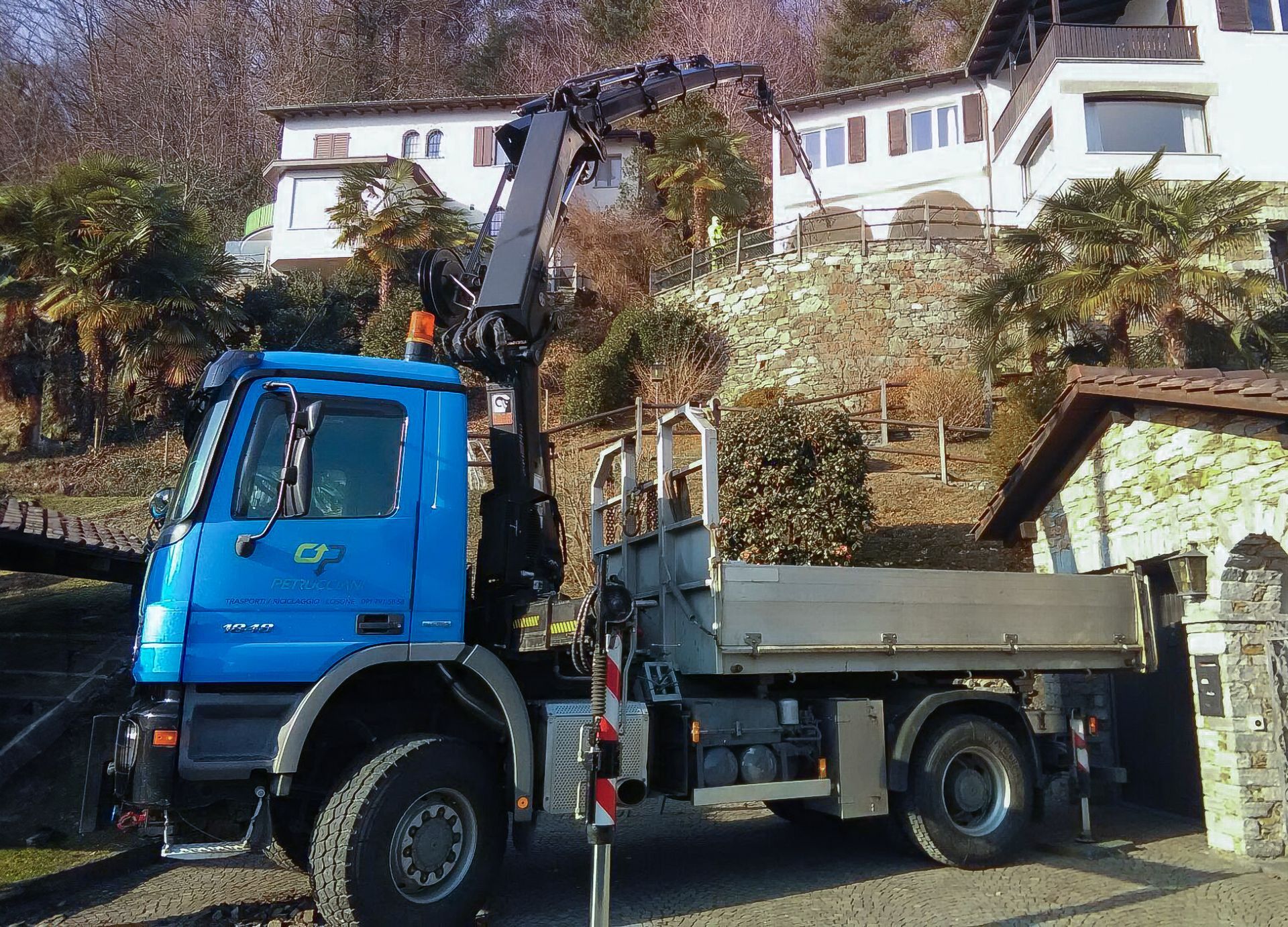 Un camion blu è parcheggiato davanti a un edificio