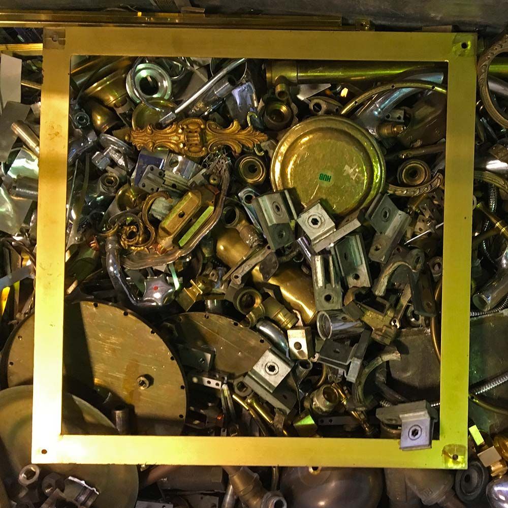 Un gruppo di parti in ottone si trova in una cornice di ottone