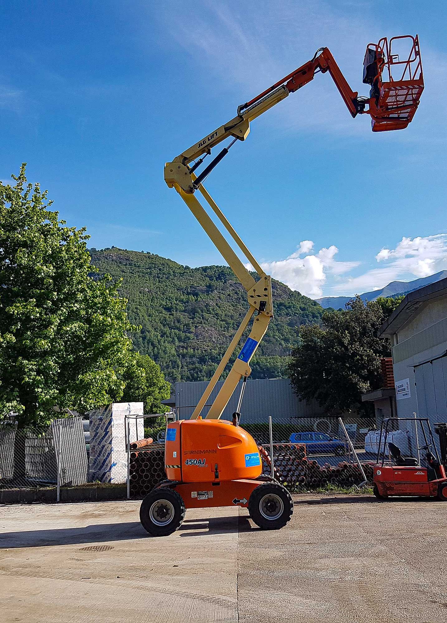Un trabatello arancione è parcheggiato in un terreno di ghiaia