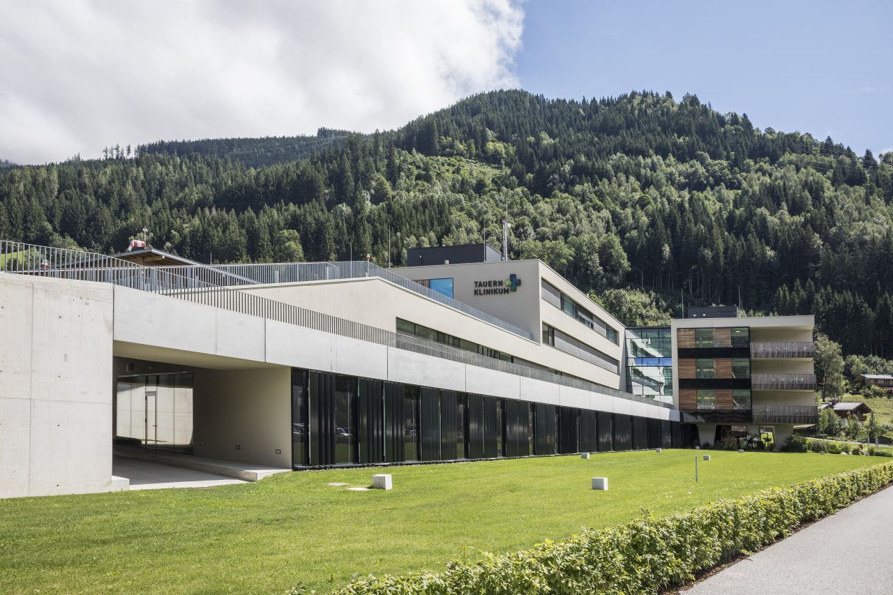 Außengebäude Erweiterung Krankenhaus Zell am See